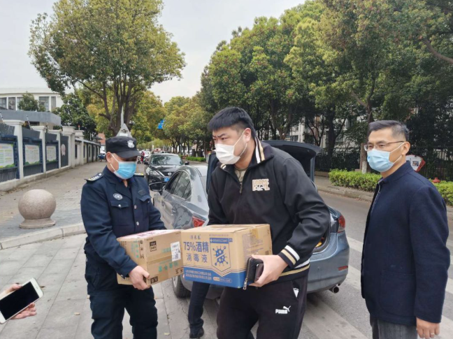 爱心传递伸援手  共同抗疫显真情